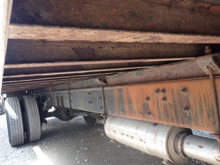 2016-freightliner-m2-106-image-5