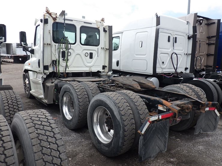 2017-freightliner-cascadia-125-image-14