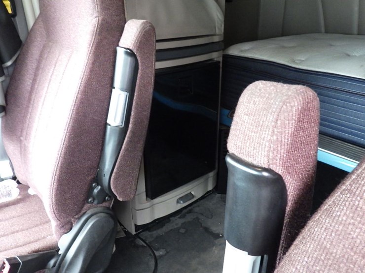 2019-peterbilt-579-image-26