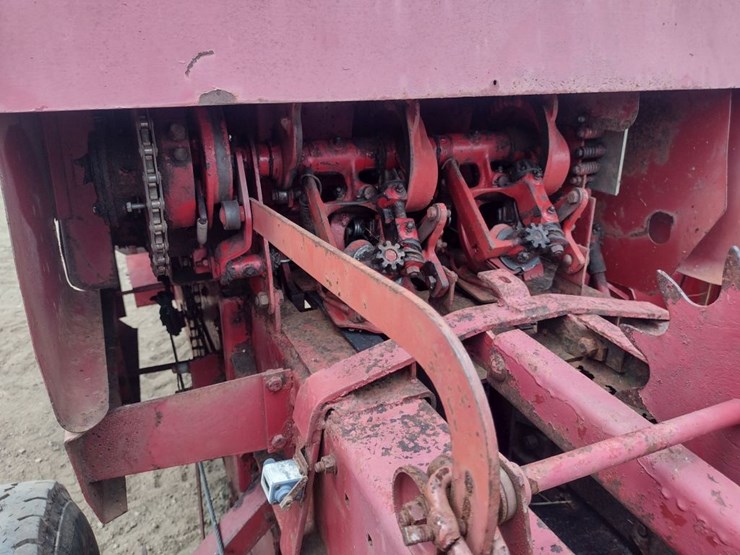 new-holland-320-image-21