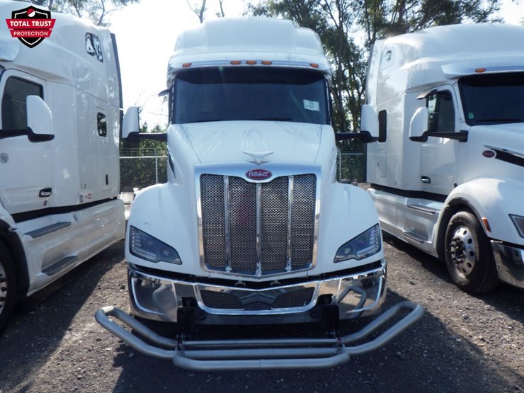 2022-peterbilt-579-image-2