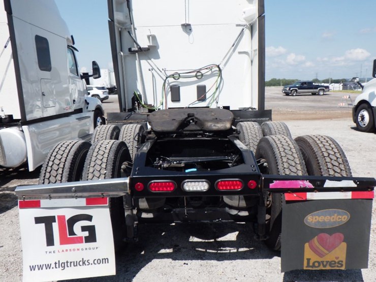 2022-peterbilt-579-image-11