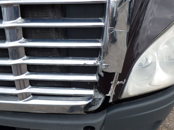 2011-freightliner-cascadia-125-image-3