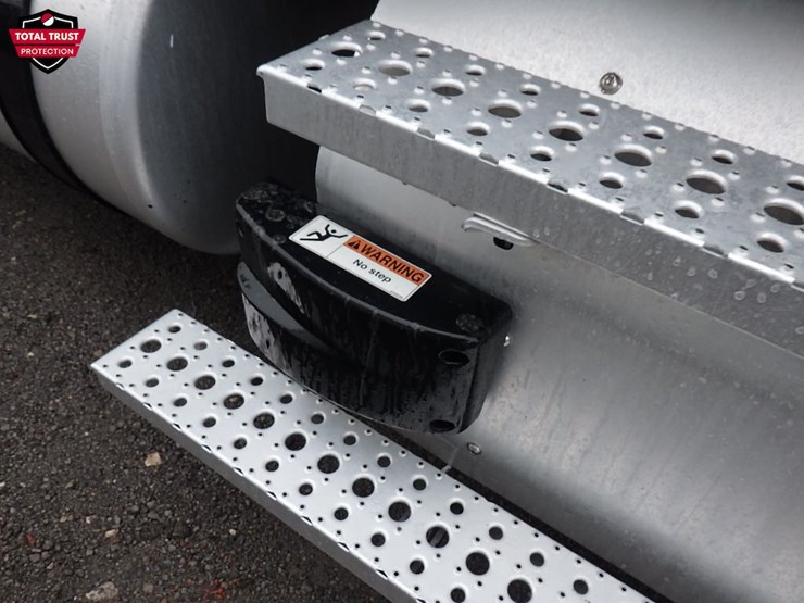 2023-freightliner-cascadia-126-image-4