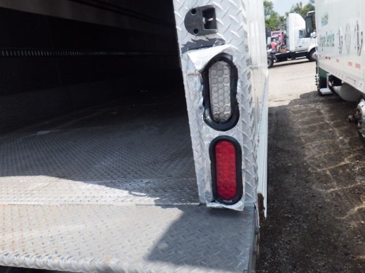 2018-freightliner-m2-106-image-14