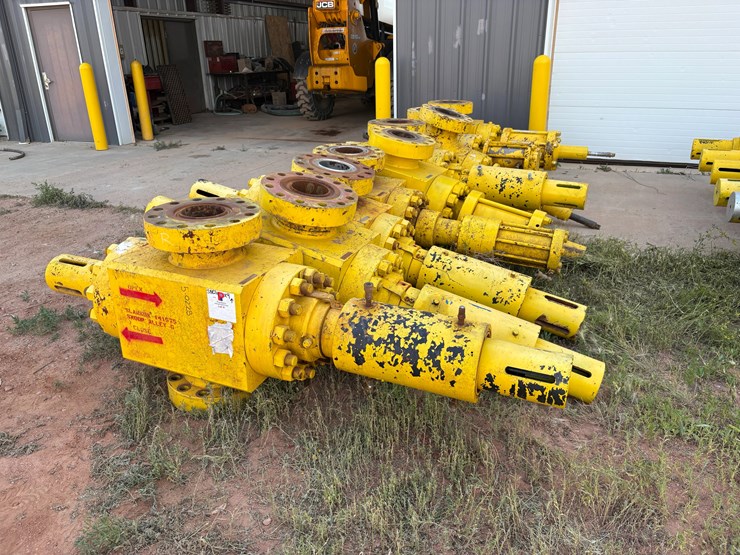 (9x$)-7-1/16”-10k-hydraulic-frac-valves-image-1