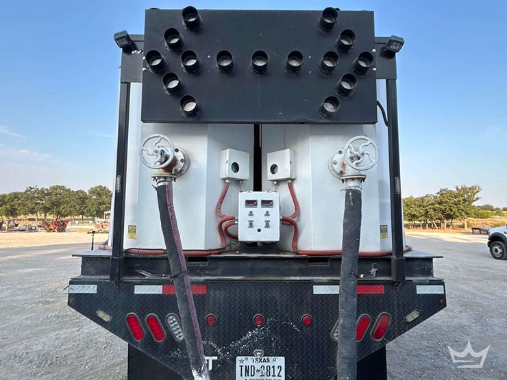 2010-freightliner-m2-106-image-26