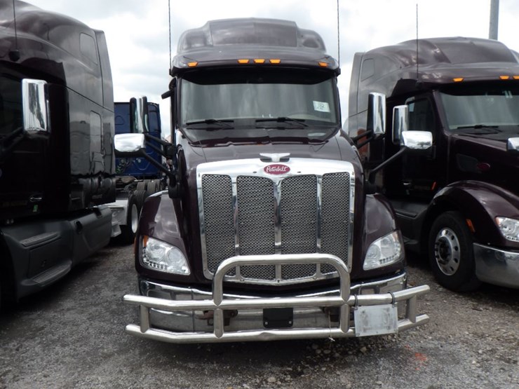 2019-peterbilt-579-image-2