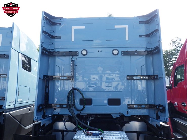 2026-volvo-vnl840-image-12