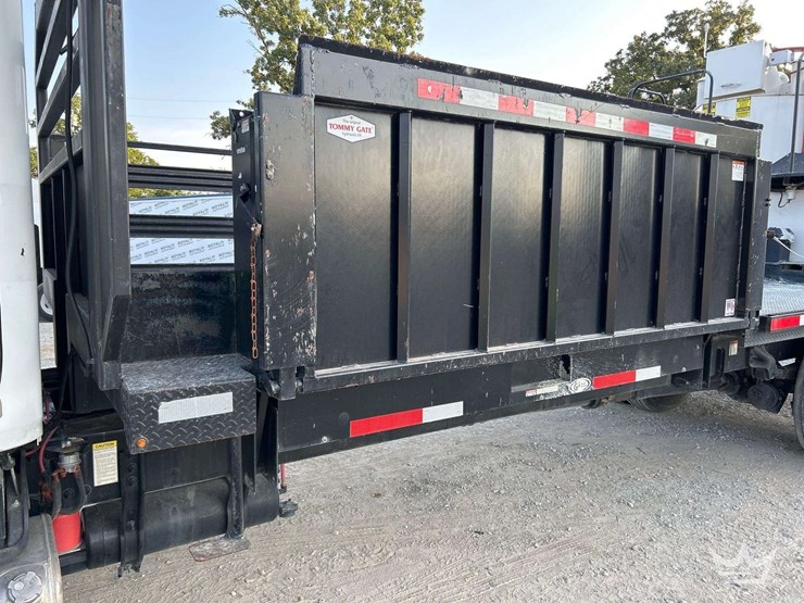 2010-freightliner-m2-106-image-20