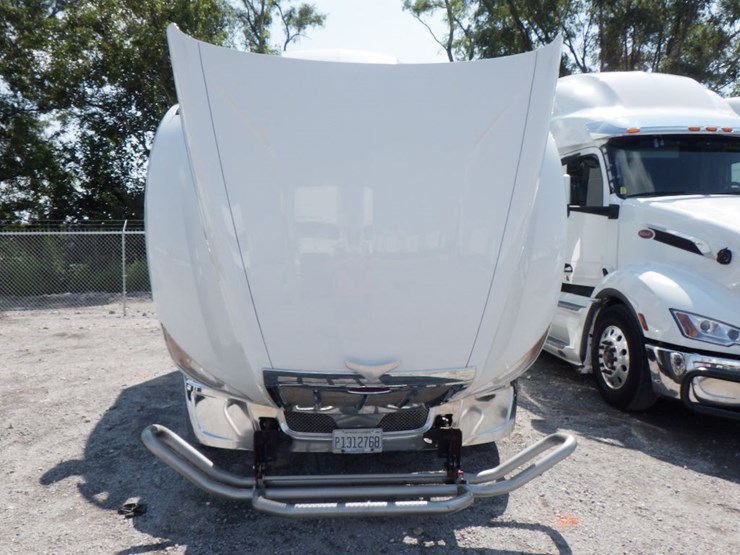 2022-peterbilt-579-image-27