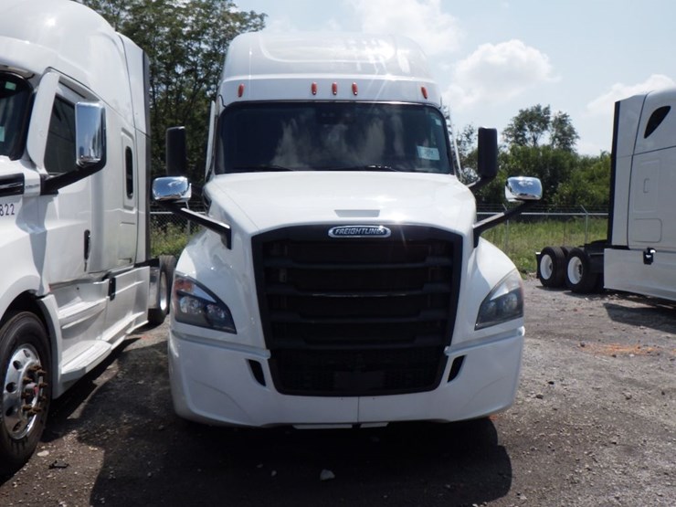 2021-freightliner-cascadia-126-image-2