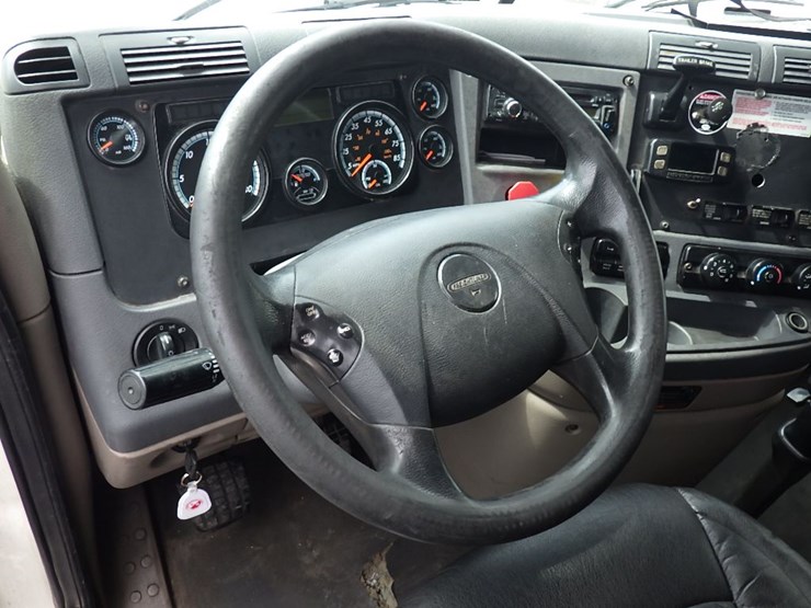 2016-freightliner-cascadia-125-image-23