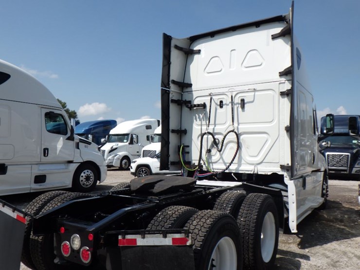 2021-freightliner-cascadia-126-image-9