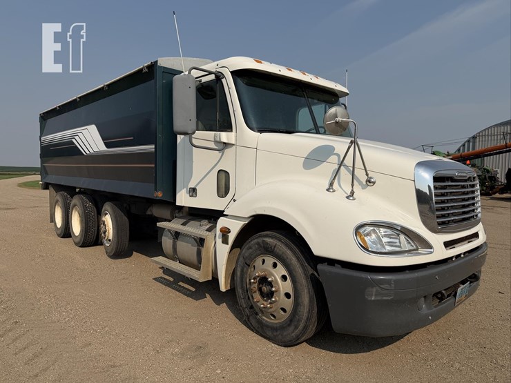 2004-freightliner-columbia-120-image-3