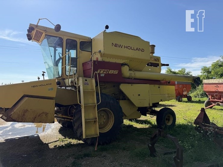 new-holland-tr85-image-4