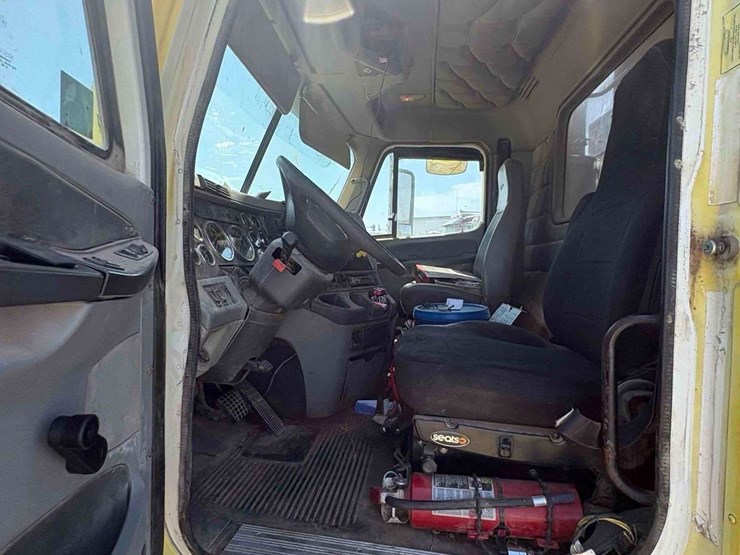 2007-freightliner-columbia-120-image-27
