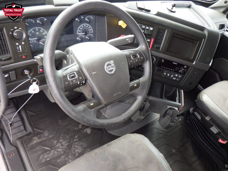 2020-volvo-vnl860-image-21