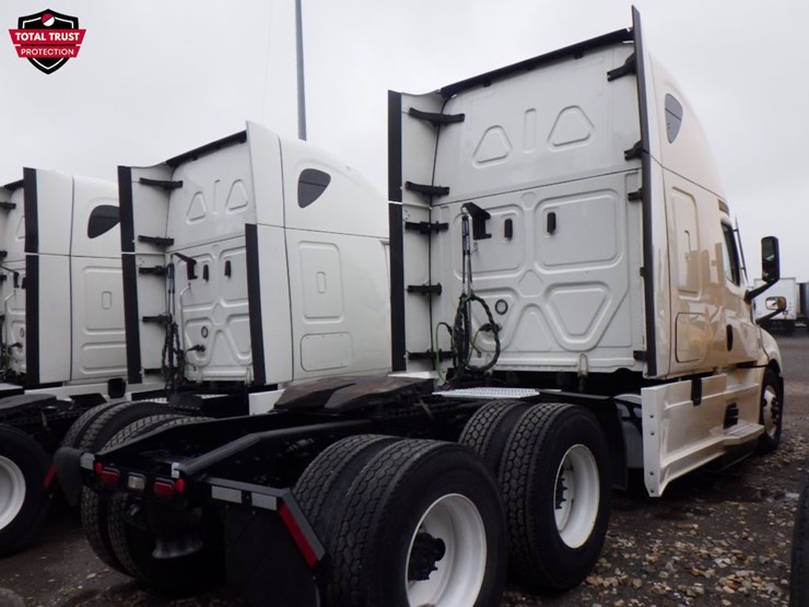2022-freightliner-cascadia-126-image-10