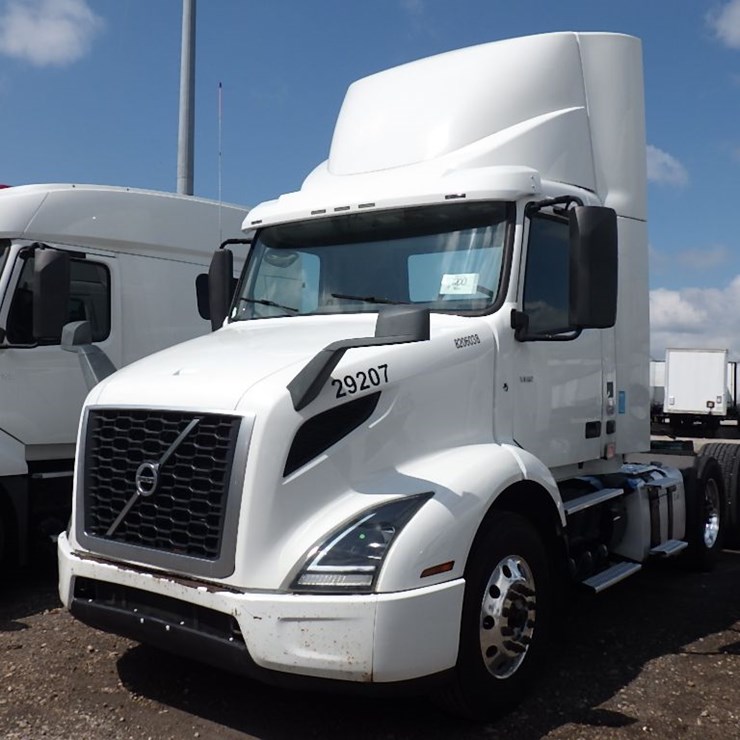2019 VOLVO VNR300