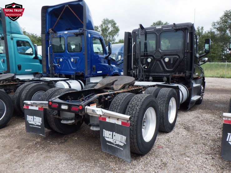2020-freightliner-cascadia-126-image-8