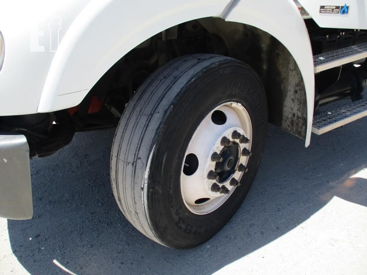 2013-freightliner-business-class-m2-112-image-19