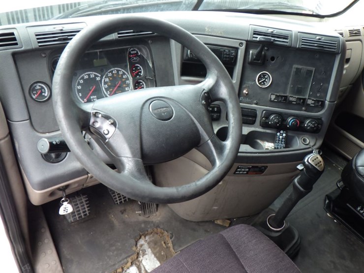 2015-freightliner-cascadia-125-evolution-image-24