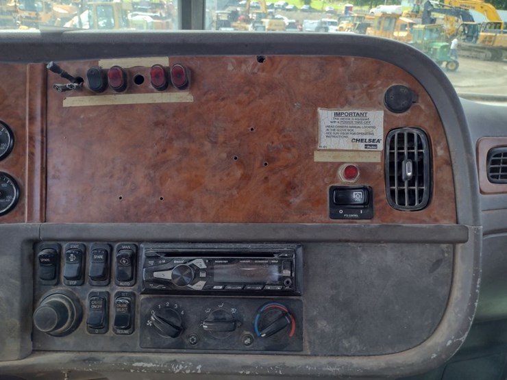 2008-peterbilt-384-image-11
