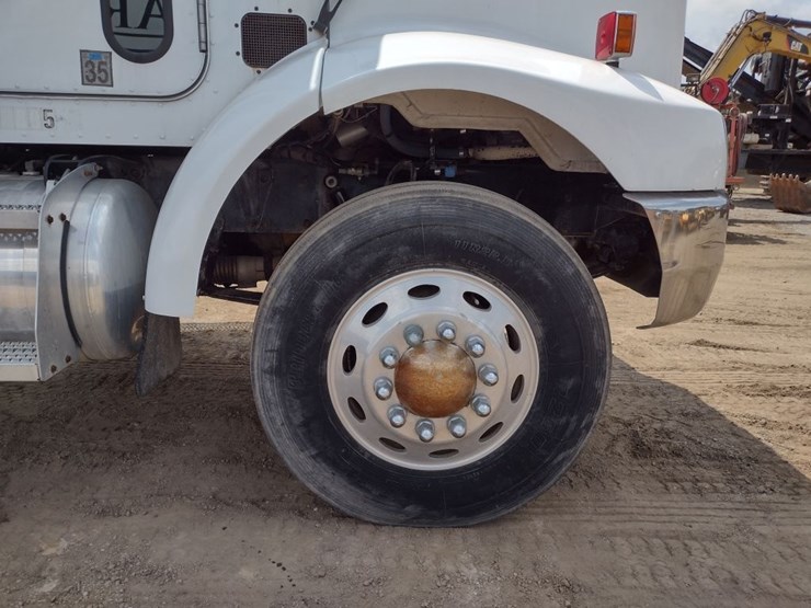 peterbilt-330-image-30