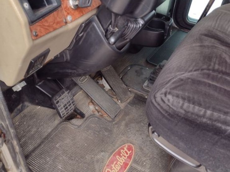peterbilt-335-image-16