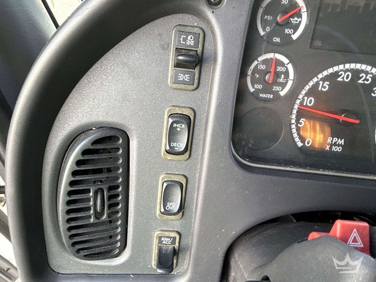2010-freightliner-m2-106-image-16