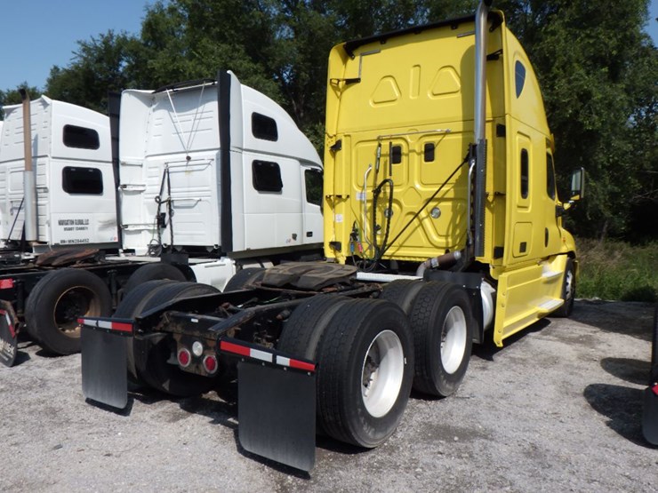 2014-freightliner-cascadia-125-image-7