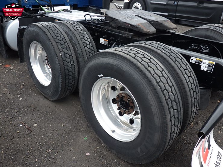 2023-peterbilt-579-image-15