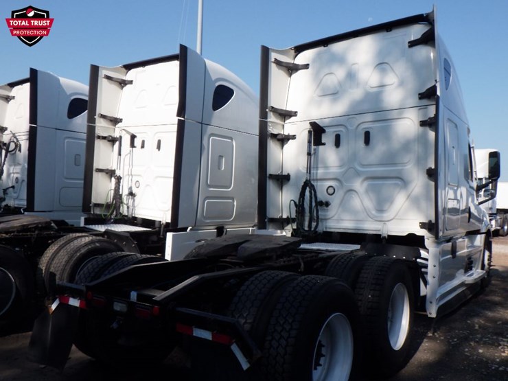 2022-freightliner-cascadia-126-image-10