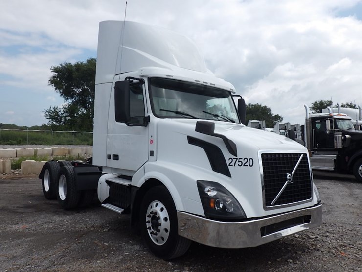 2017-volvo-vnl300-image-3