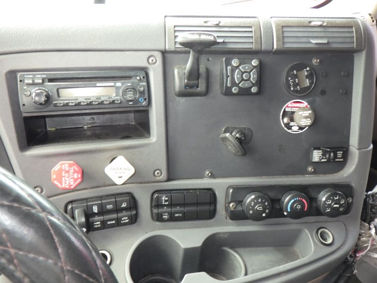 2011-freightliner-cascadia-125-image-28