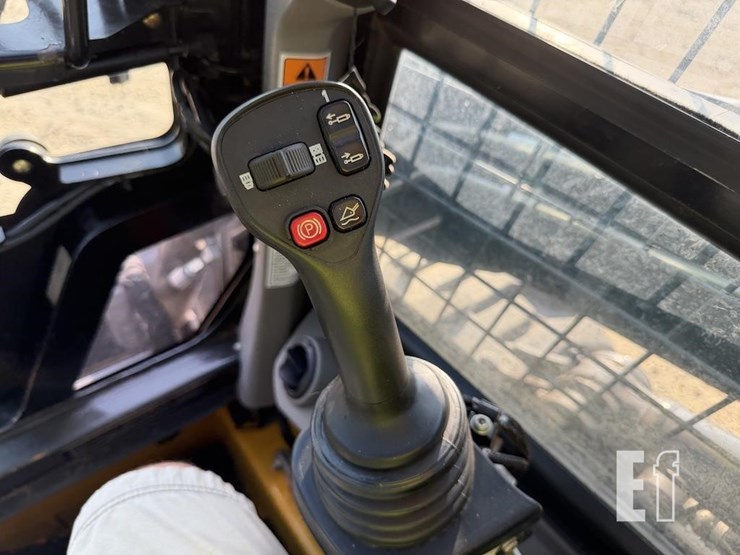 new-holland-l320-image-13