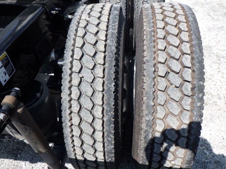 2022-peterbilt-579-image-9