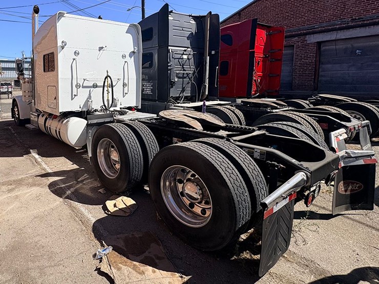 2023-peterbilt-389-image-3