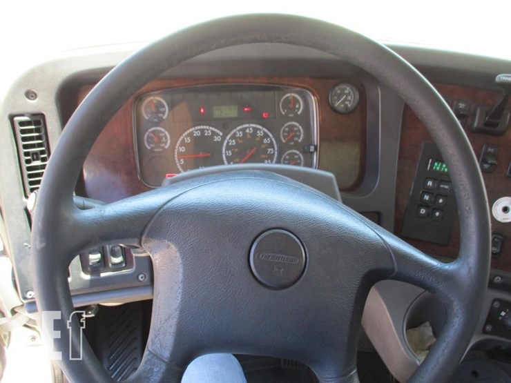 2013-freightliner-business-class-m2-112-image-10