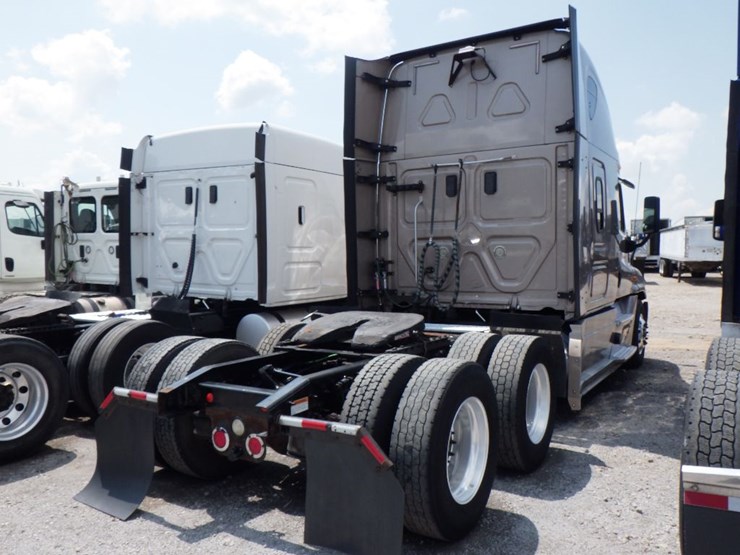 2017-freightliner-cascadia-125-image-12
