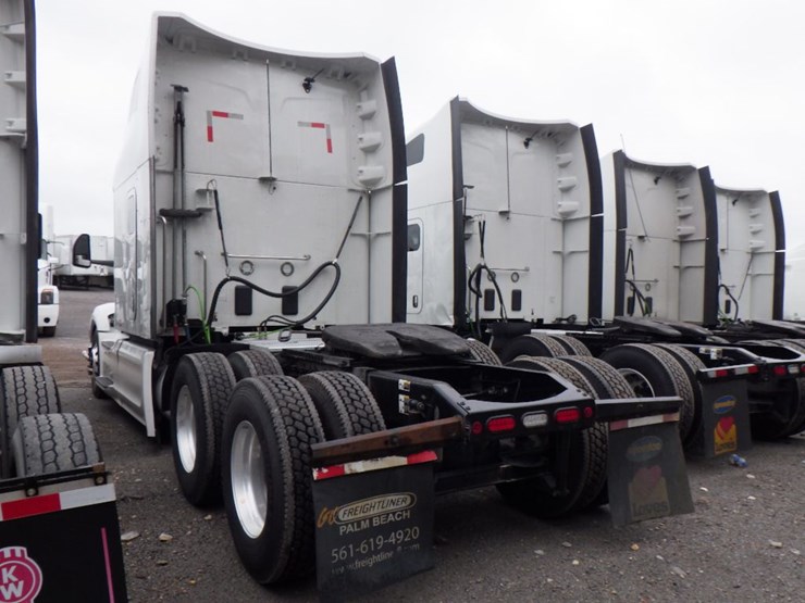 2022-peterbilt-579-image-15
