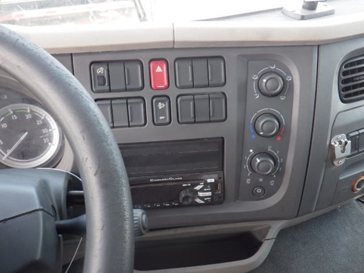 2016-peterbilt-220-image-15