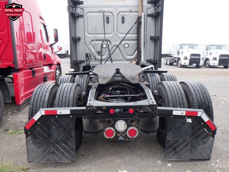 2022-freightliner-cascadia-126-image-12