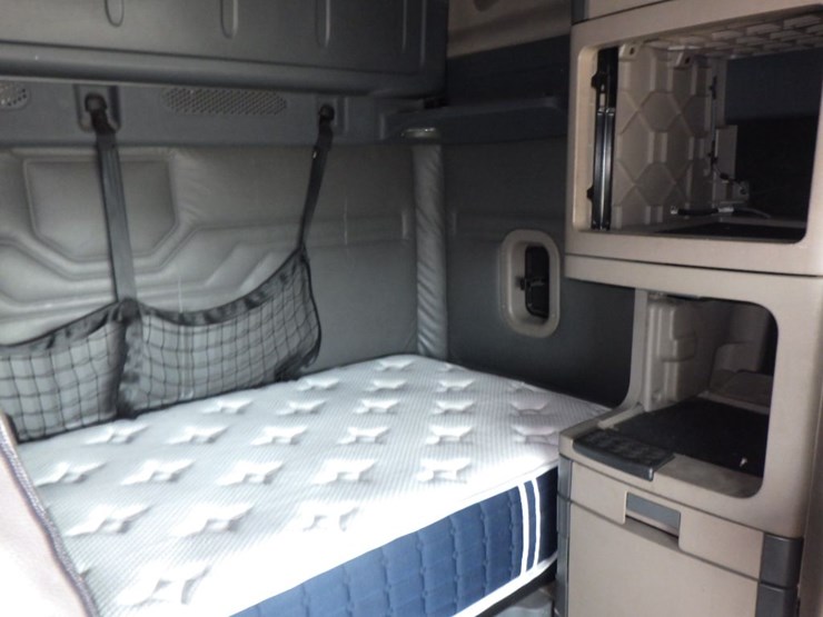 2015-freightliner-cascadia-125-evolution-image-6