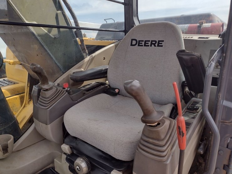 2007-deere-270d-lc-image-12
