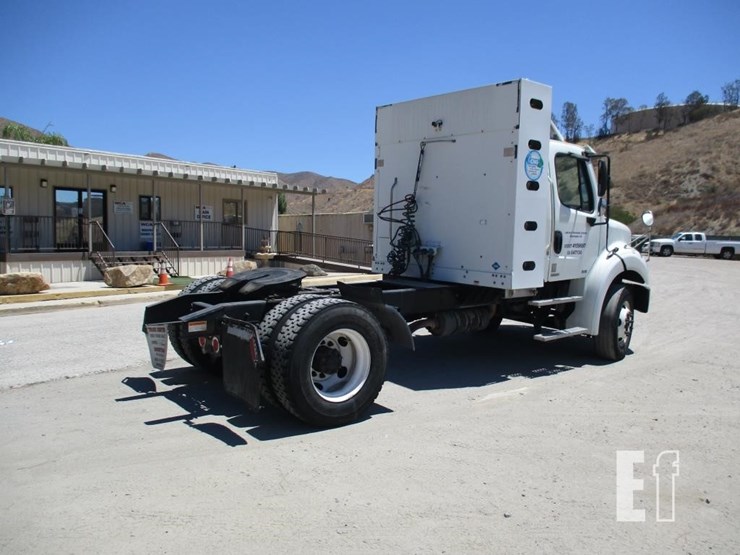 2013-freightliner-business-class-m2-112-image-4
