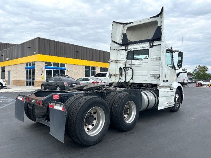 2020-volvo-vnr300-image-2