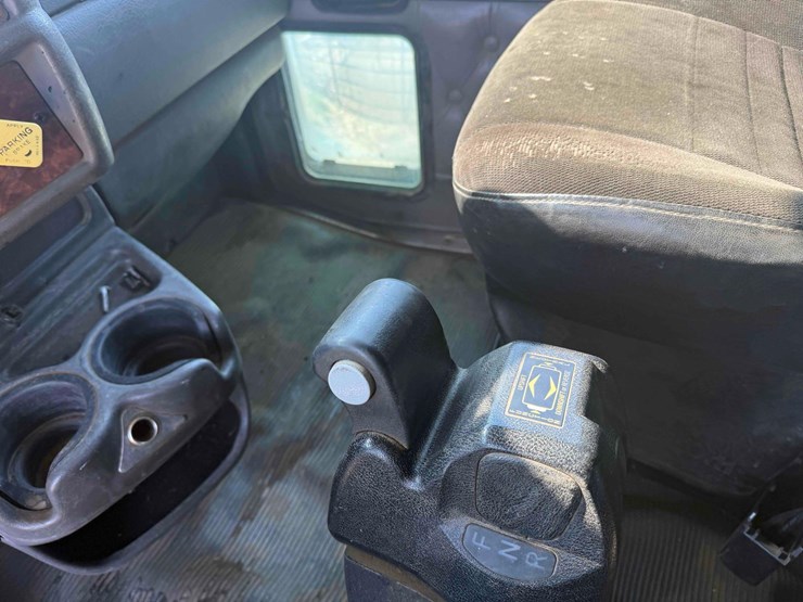 2004-kenworth-semi-image-15