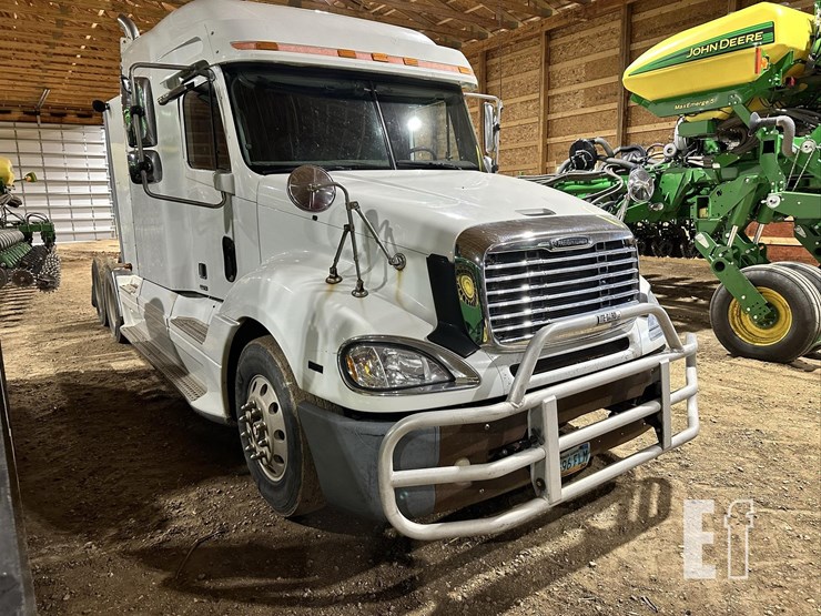 2004-freightliner-columbia-120-image-1